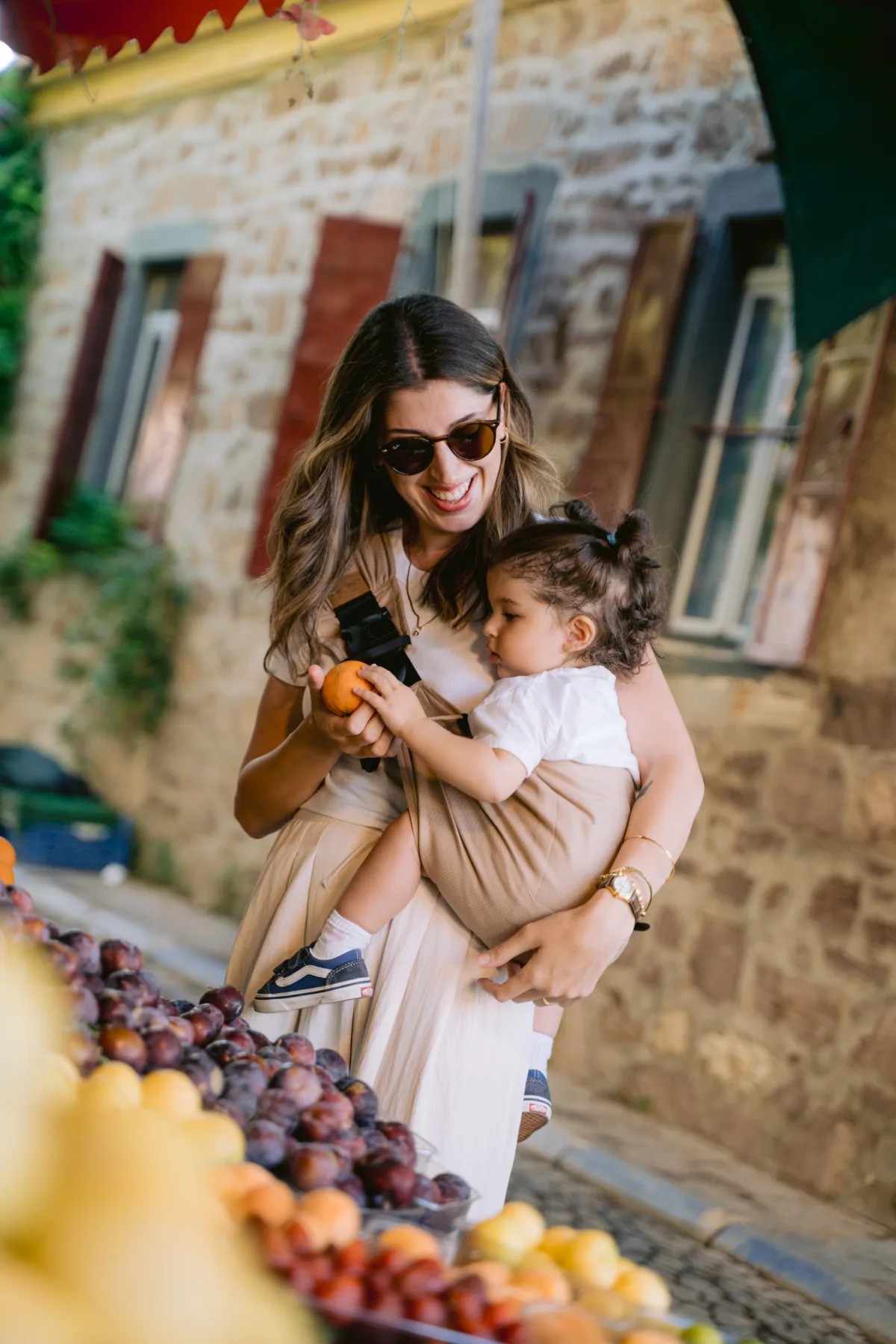 carry-assist hip carrier with buckles