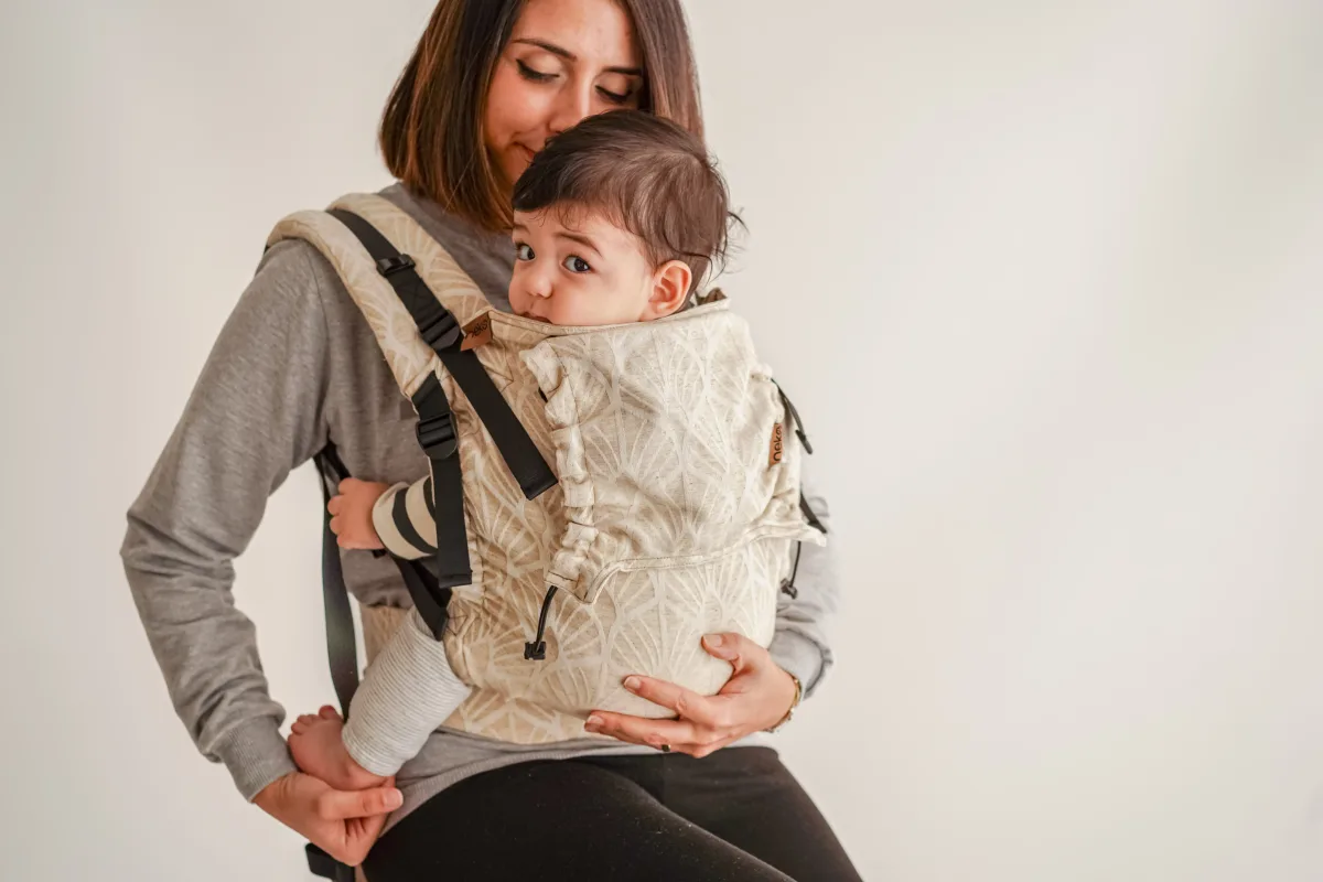 switch medium size full buckle carrier